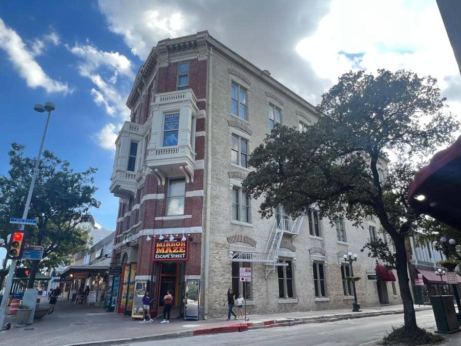 Exterior image of the Amazing Mirror Maze FEC building in San Antonio, Texas