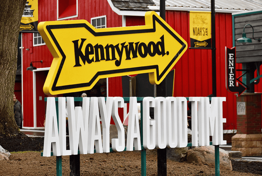 Kennywood entrance yellow arrow sign